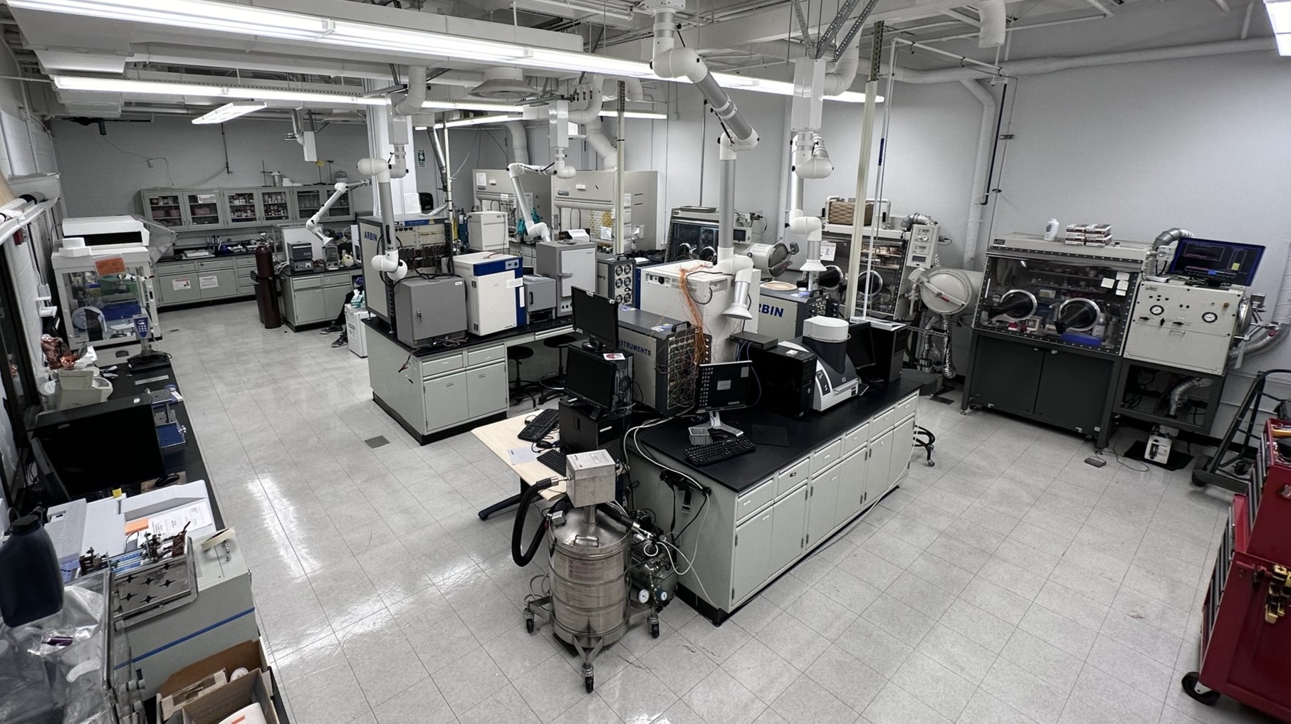 Overhead view of the Batteries and Functional Nanomaterial Lab showing lab benches with insturmentation, gloveboxes and chemical fume hoods. 