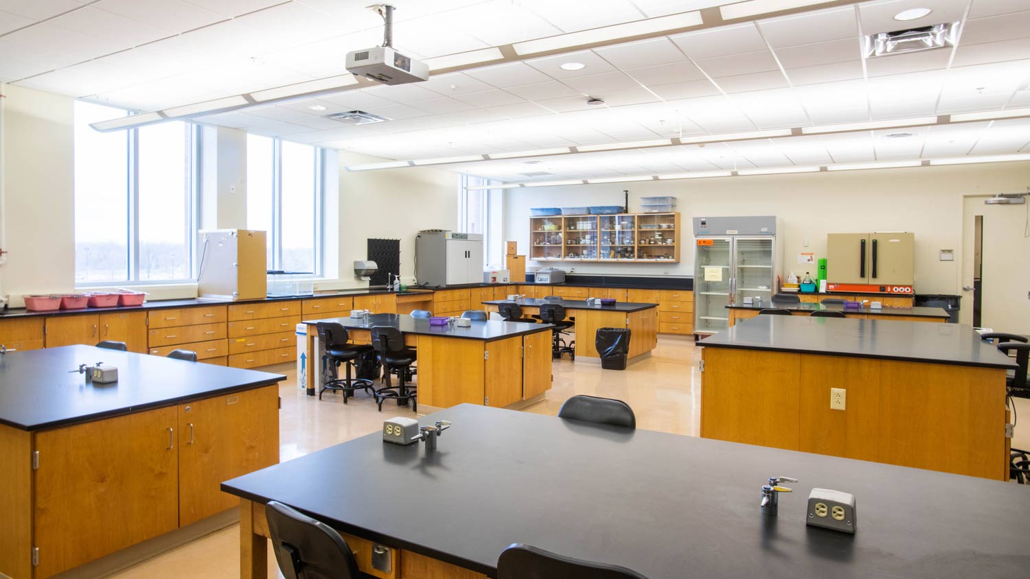 Classroom lab with six work tables.