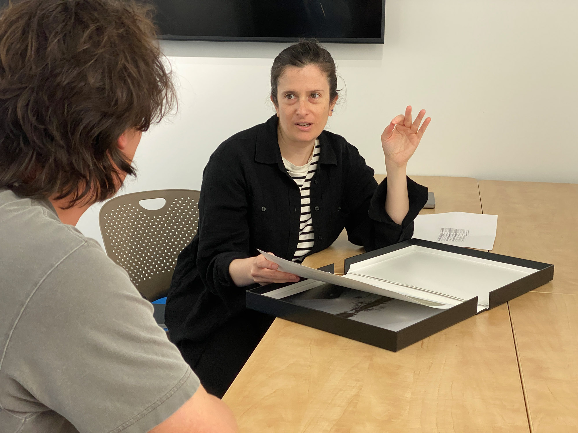 Jackie Bates meets with photographers.