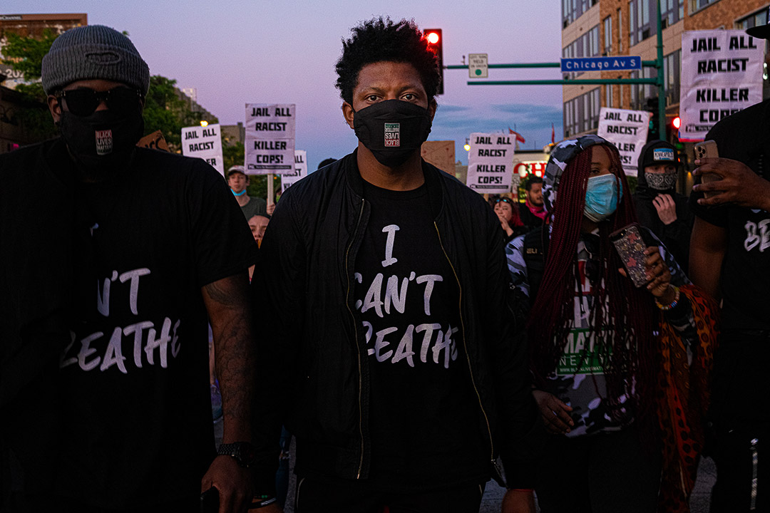 people protesting wearing T-shirts that read: I can't breathe.