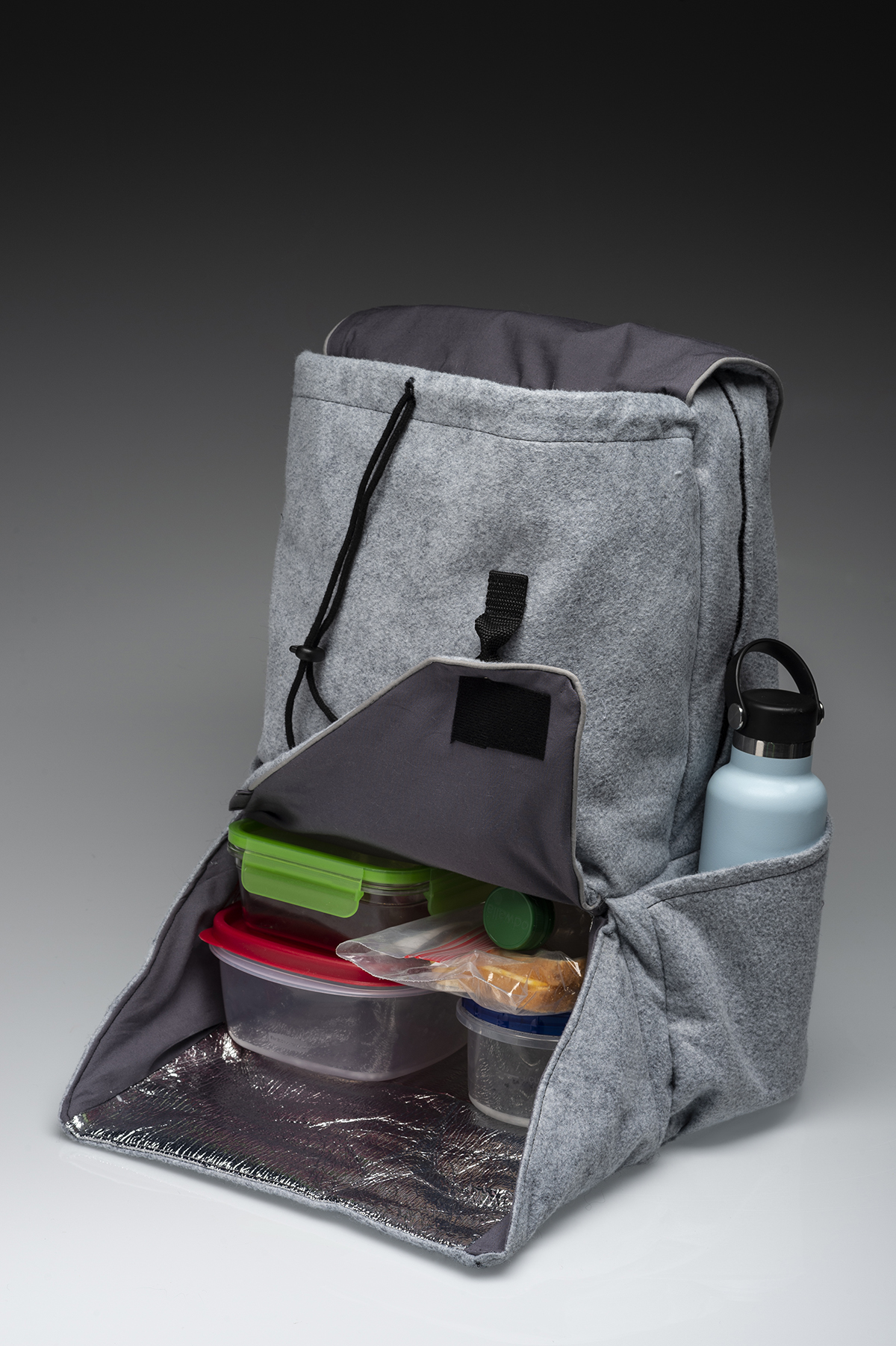 A bag with an insulation pocket to hold cold foods and beverages. 