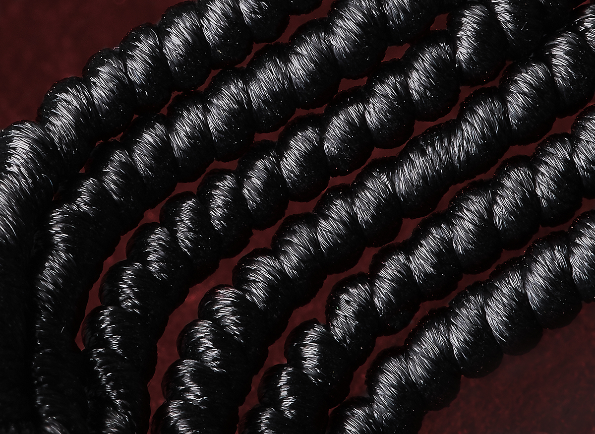 Detailed photo of black ropes.