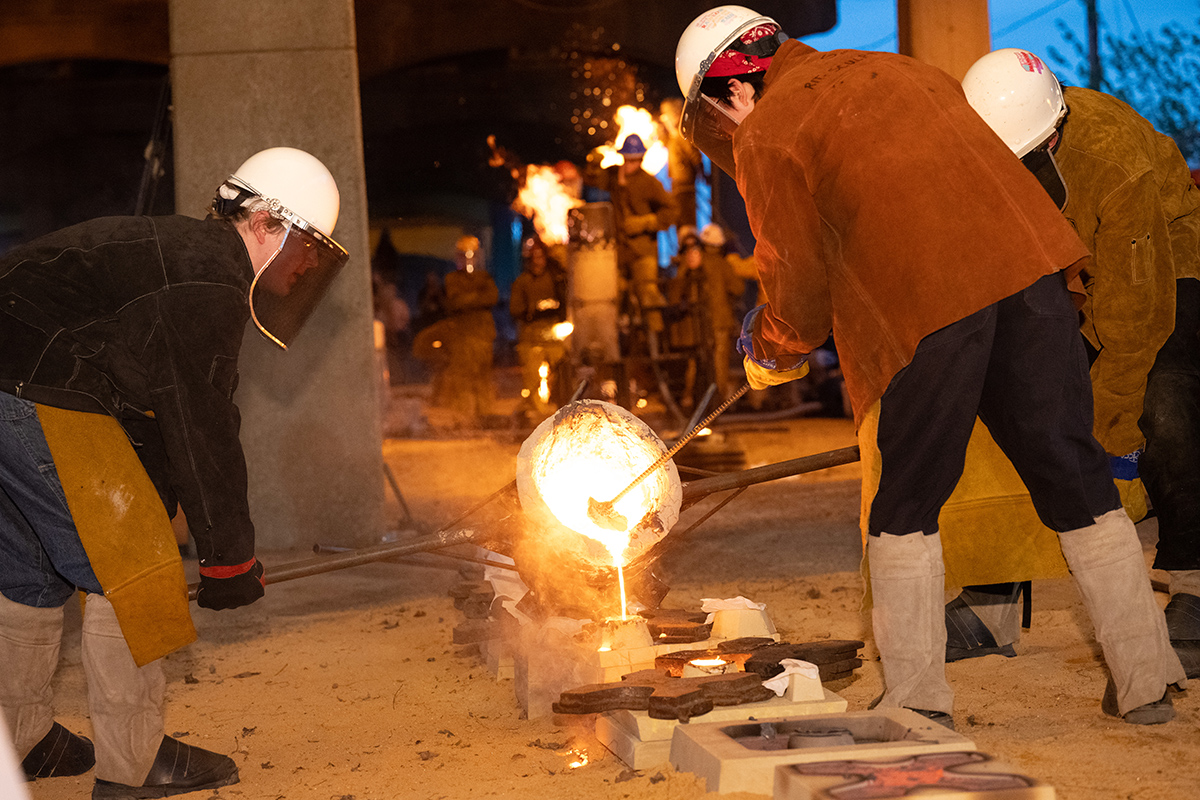 RIT students pour molten iron.