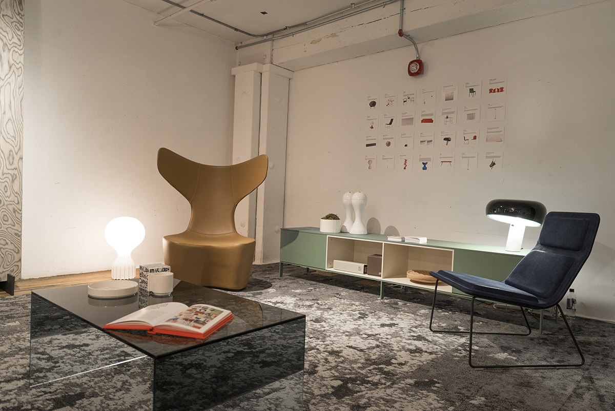 The exhibit's relaxation area with chairs, a coffee table and a cozy rug