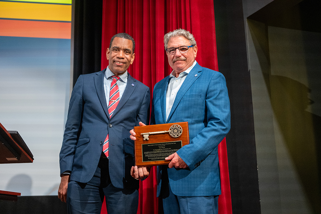 Lee Green receives a key to the city from Rochester mayor Malik Evans.