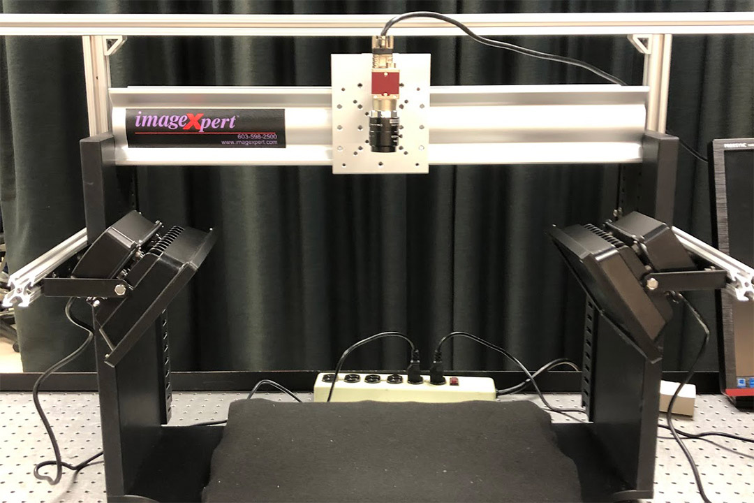 imaging system with two lights and scanning device.