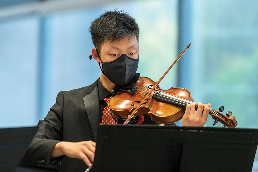 student playing the violin.