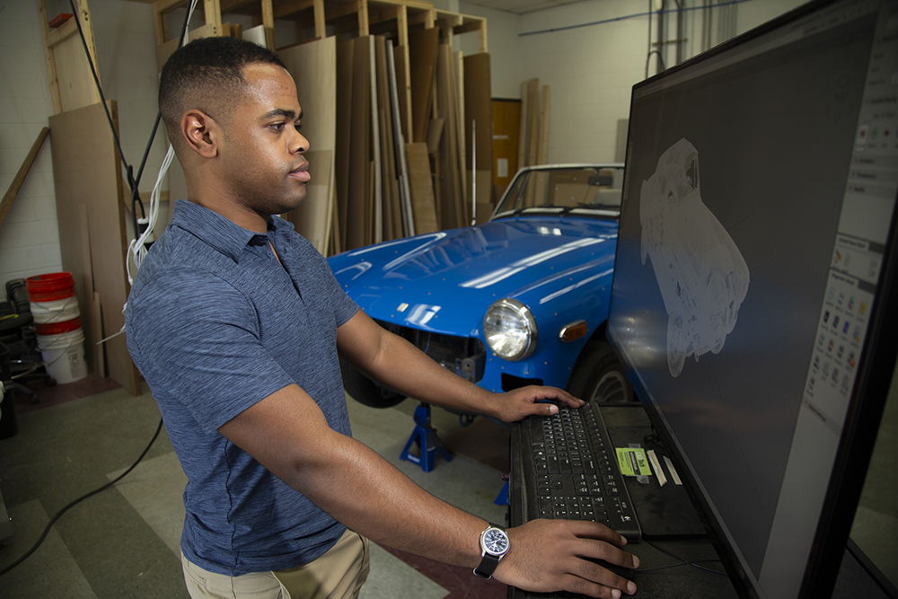 Tiree Walker operates 3D scanning software.