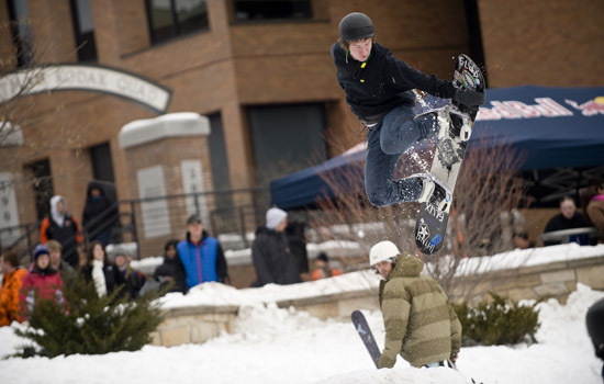 People snowboarding