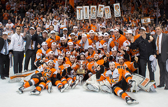 Hockey players posing with award