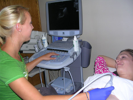 Student using Ultrasound machine