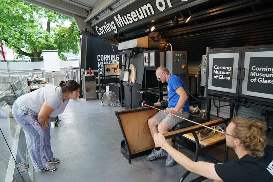 Andrea Gonzalez Esteche works with CMoG glassblowers