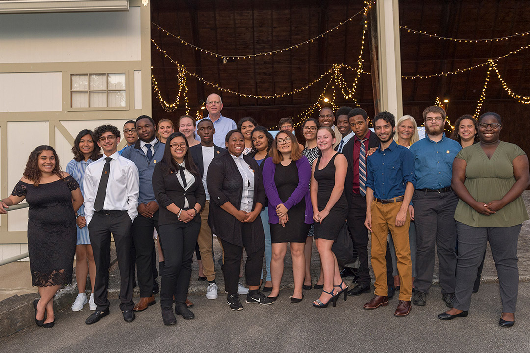 Group of students stands with President Munson.