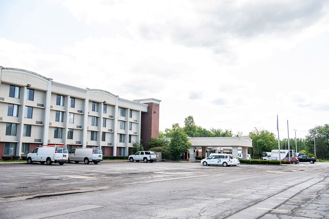 outside view of four-story hotel.