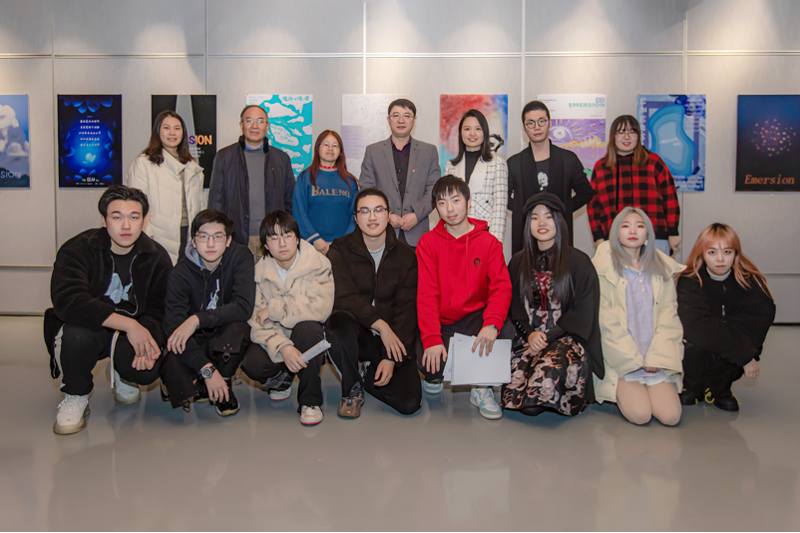 A group photo of students, officials and faculty. 