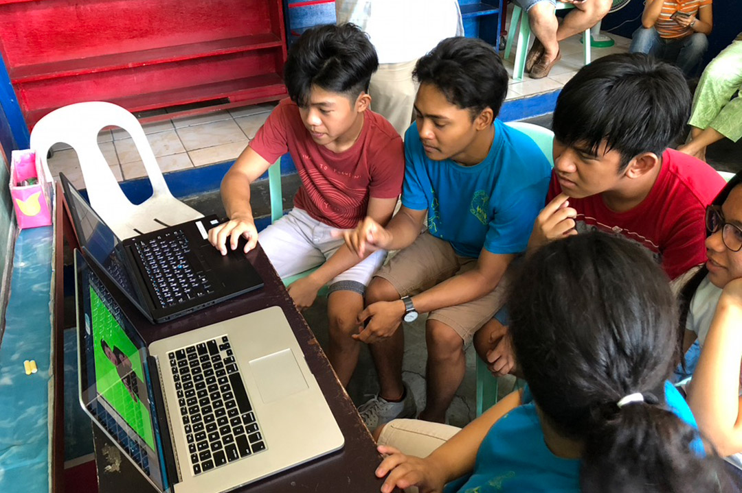Filipino deaf students interact with storybooks using a specially designed learning platform.