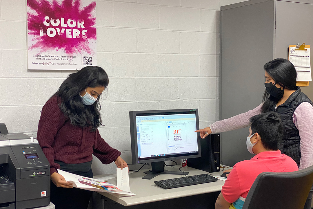 students looking at RIT lockup on a computer screen.