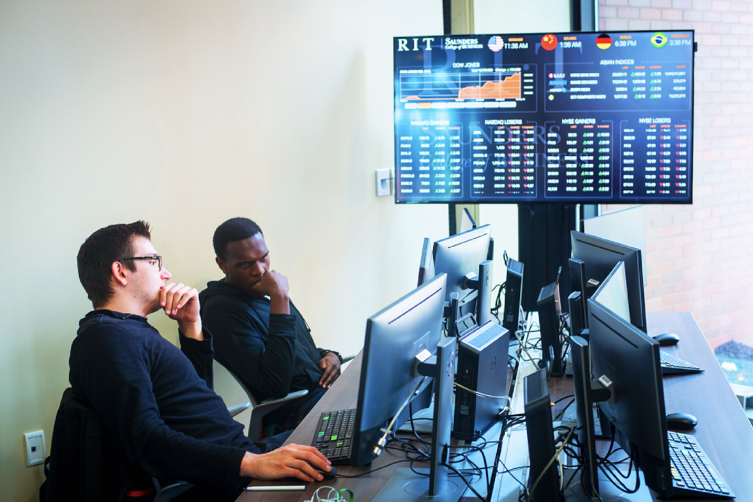 Students working in the Sklarsky Center for Business Analytics.