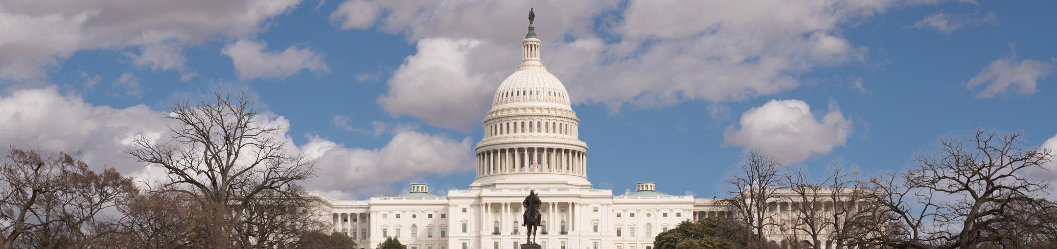 Wide shot of teh US capitol building.