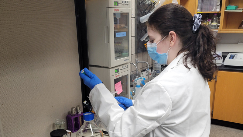 McKenzie Watts working in a biology lab