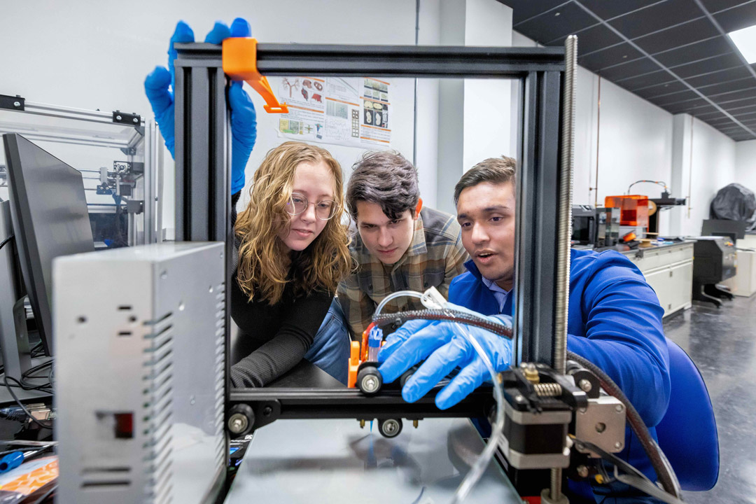 college of engineering technology undergrad students research with faculty 